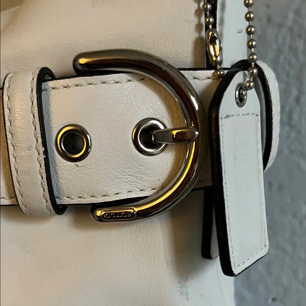 Vintage Coach White Leather Shoulder Bag
With Silver Tone Buckles And Rings - Picture 3 of 12